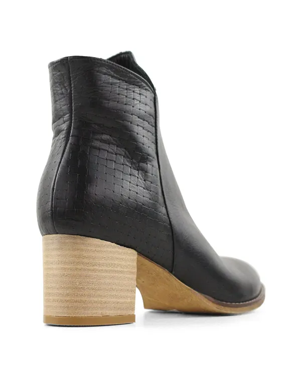 BUENO ESSA ANKLE BOOTS