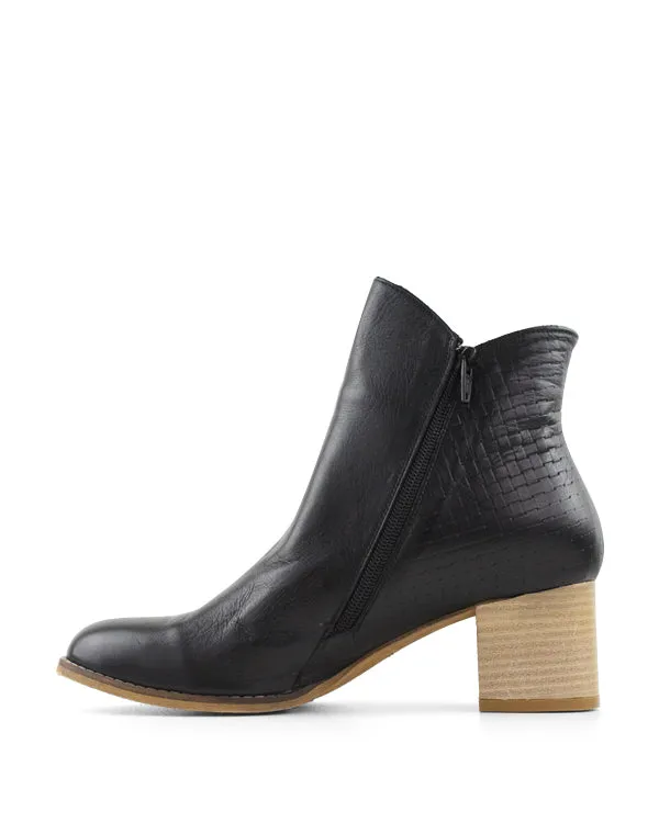 BUENO ESSA ANKLE BOOTS