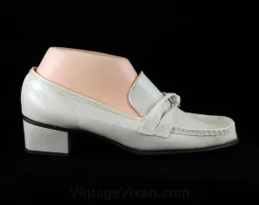Size 6 Loafers - 70s Shiny Shoes - Nice Quality Hipster 1960s 1970s Bone Gray Slick Vinyl - Unworn 60's NOS Deadstock - 6B - 48048-3